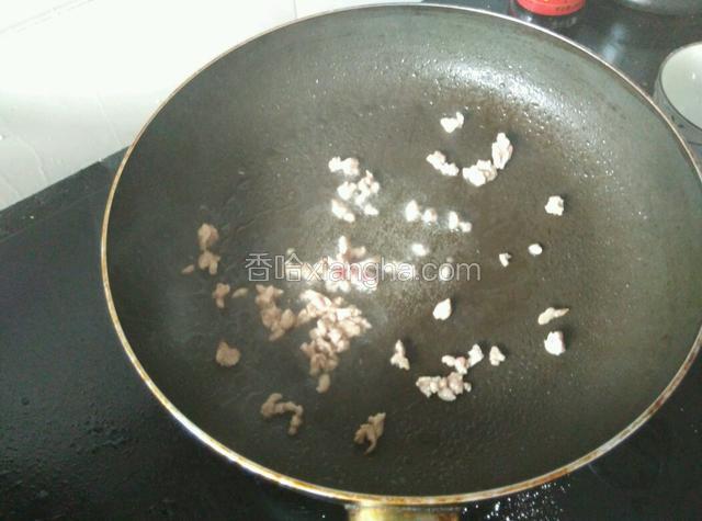蒸的过程我们来炒调料。先把肉末下油锅炒至变色。