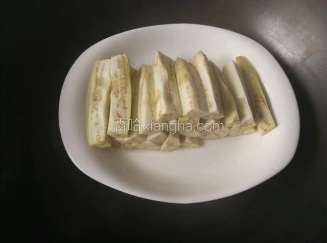 把蒸好的茄子倒去水分。