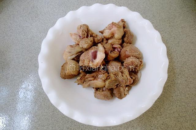 鸭肉切块洗净，放入开水过水，捞出沥干。
