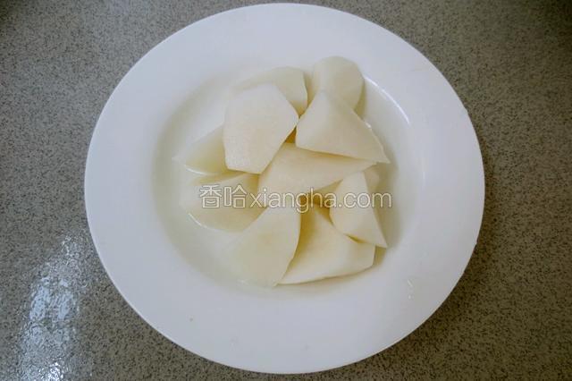准备酸萝卜，这是俺们自制的酸萝卜。