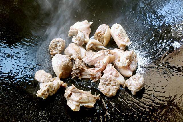 锅里热油，放入鸭肉煸炒出油。