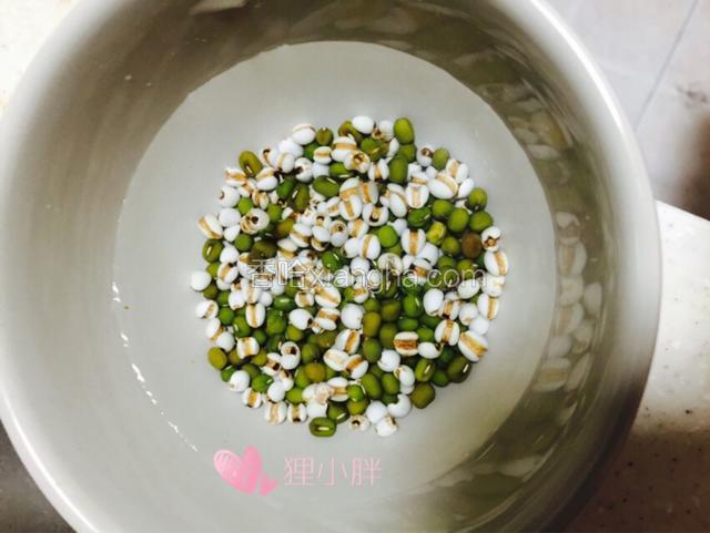 绿豆和薏米提前一个小时泡好