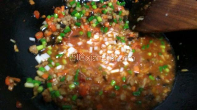 将所有辅料放入锅中，加鸡精淀粉水翻炒出锅