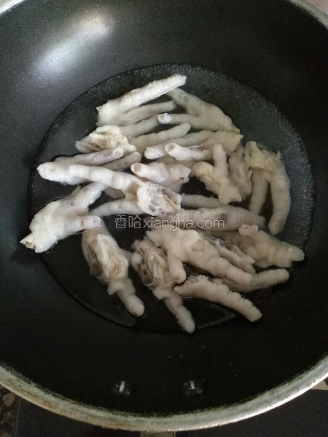 鸡爪入开水锅焯水。