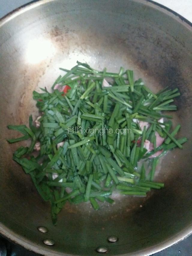 韭菜倒入锅中翻炒均匀