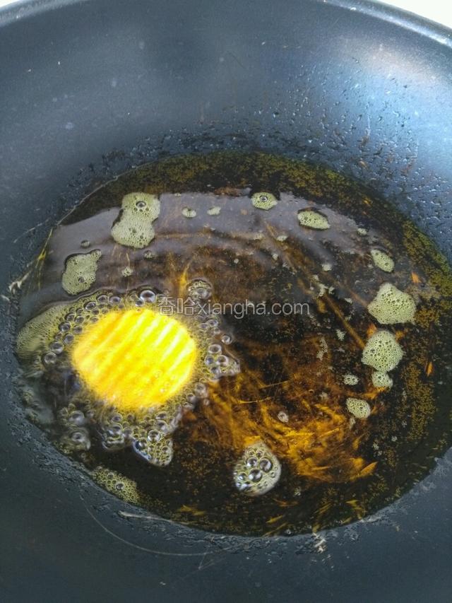 油温有热度时，放入切好的红薯片