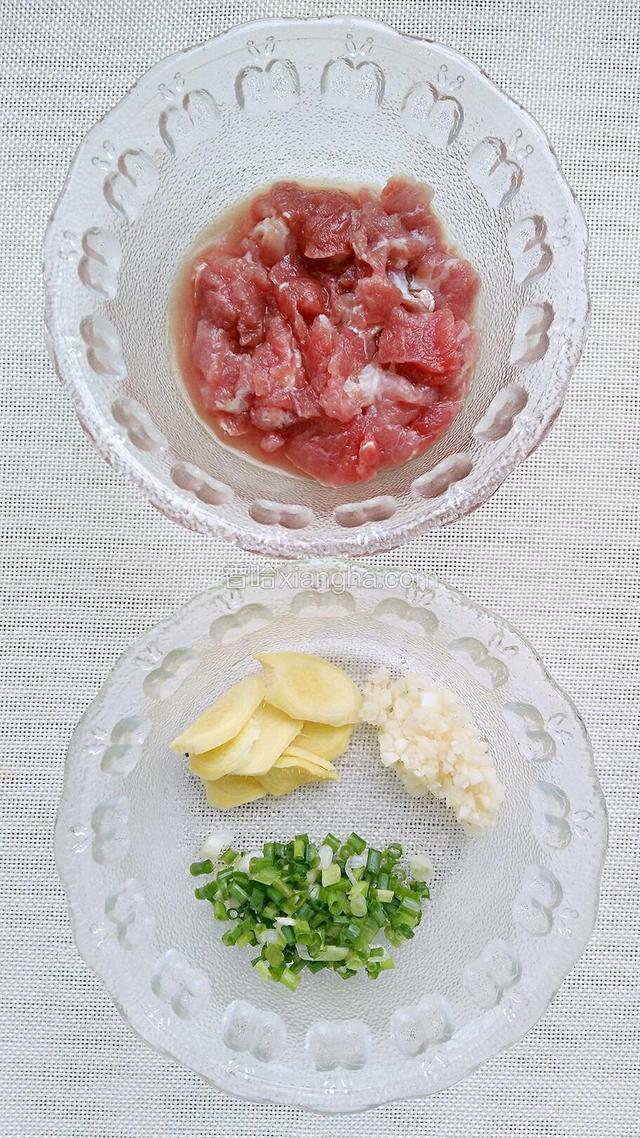 猪肉切片，加适量盐和料酒腌制。
蒜切末，姜切片，葱切末。