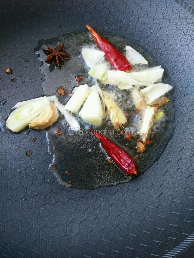 热锅热油放入花椒，八角，干红辣椒，葱段姜片炒出香味