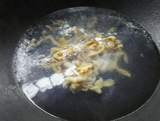 锅里水烧开，放入鸭肠焯一下备用

