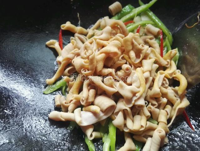 下入鸭肠翻炒一下即可出锅