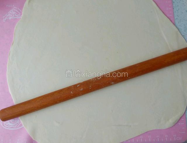 醒好的面团用大擀面杖擀成大约0.3mm的面片