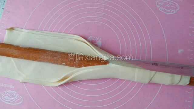 用刀在中间拉一刀，露出擀面杖