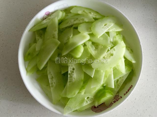 老黄瓜切片（瓜囊老的可去除，只留瓜肉食用）