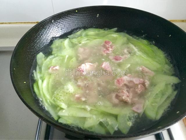 水开后加入裹好淀粉的瘦肉。