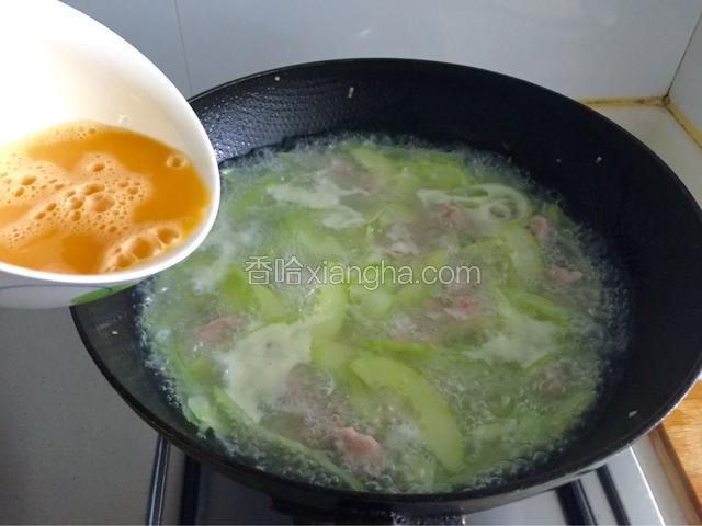 瘦肉煮至浮起，加鸡蛋液（沿着锅倒一圈，无需翻拌）
