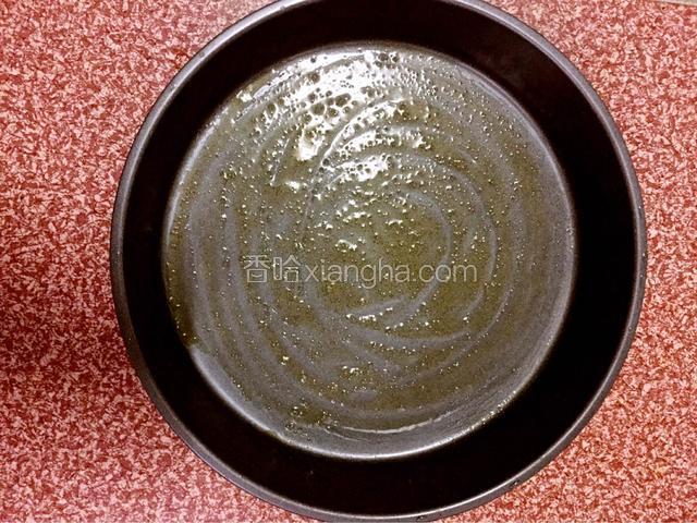 烤盘底部抹上黄油