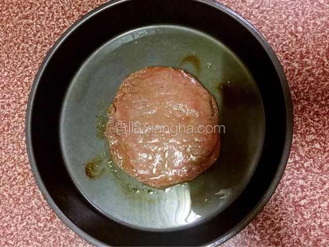 中途取出翻面一次，放回烤箱继续烤