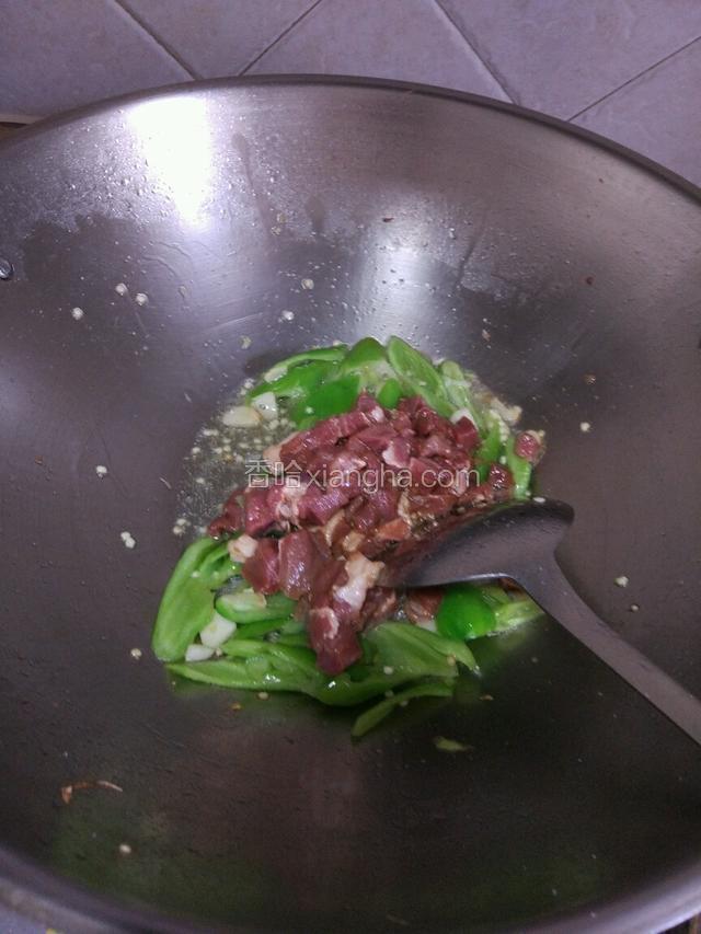 把腌制好的的肉放入，大火翻炒三四分钟！