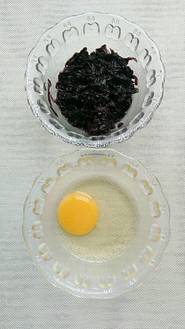 紫菜泡发好清洗干净，沥水后备用。
鸡蛋敲开备用。

