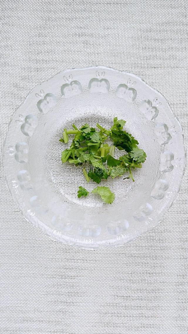 香菜切碎。