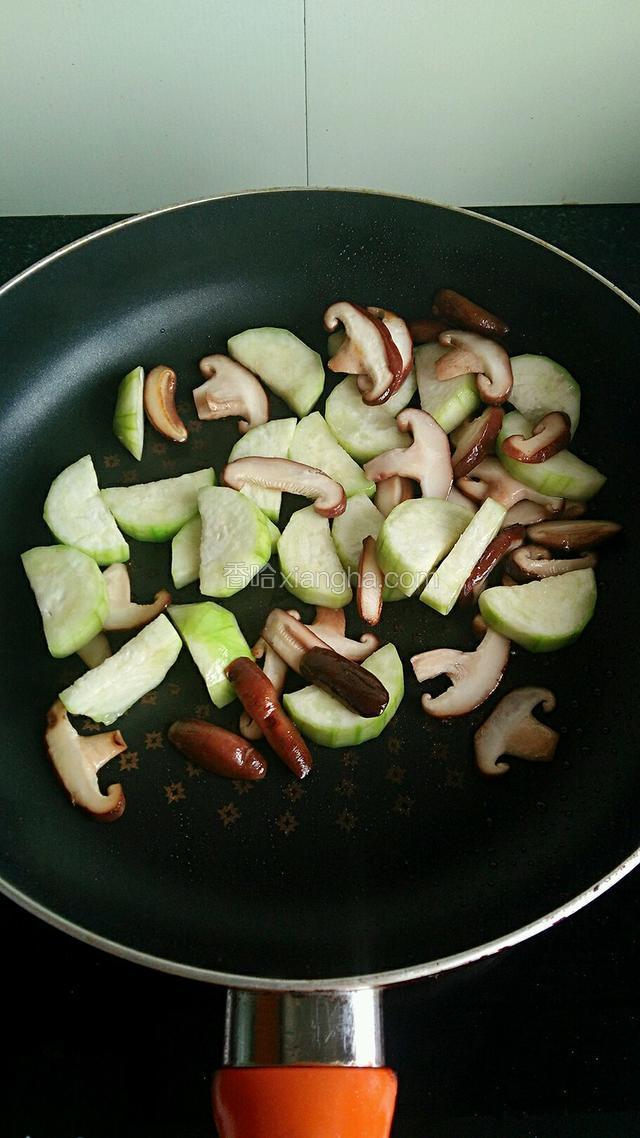 热油锅，倒入丝瓜和香菇，炒出香味。