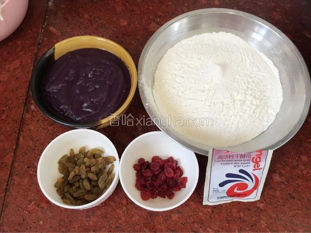 准备材料：紫薯提前蒸熟再加40克的白糖放搅拌机里加适量的温水打成糊状（不用搅拌机也可以，直接捣成泥状加白糖拌匀）
葡萄干和蔓越梅洗净沥干水份！