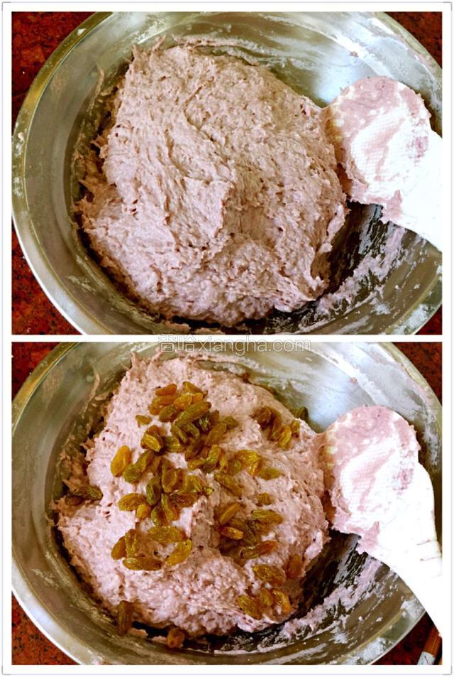 调成黏黏的糊状就可以（不能调的太稀），
再加适量的葡萄干搅拌均匀，不喜欢的可以不加！