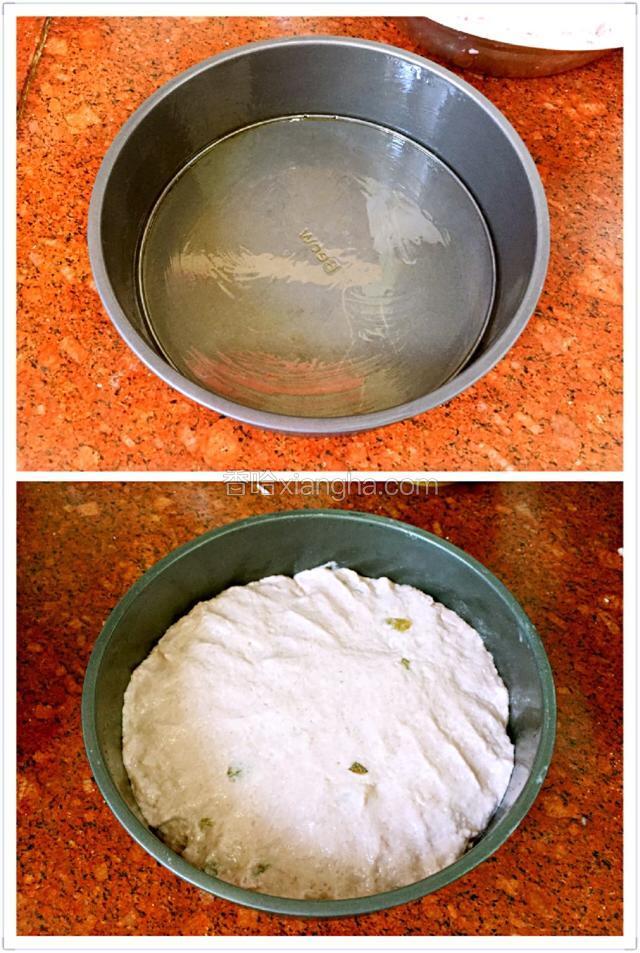 模具提前抹上一层薄油，再倒入调好的面糊，手粘一下清水再把面糊拍平整了！再盖上锅盖或是保鲜膜放温暖处发酵至两倍大！
模具一定要留出足够的发酵空间！
