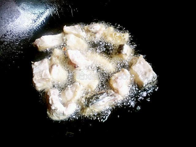 炸鱼块，注意火侯，不要随意翻动，可以晃动锅，就不会粘了。