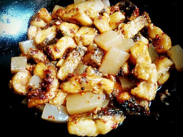 放入鱼块和魔芋翻炒，加红酱油，白醋白糖。