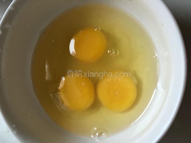 鸡蛋打散，加入少许盐、两滴白醋和少许葱花