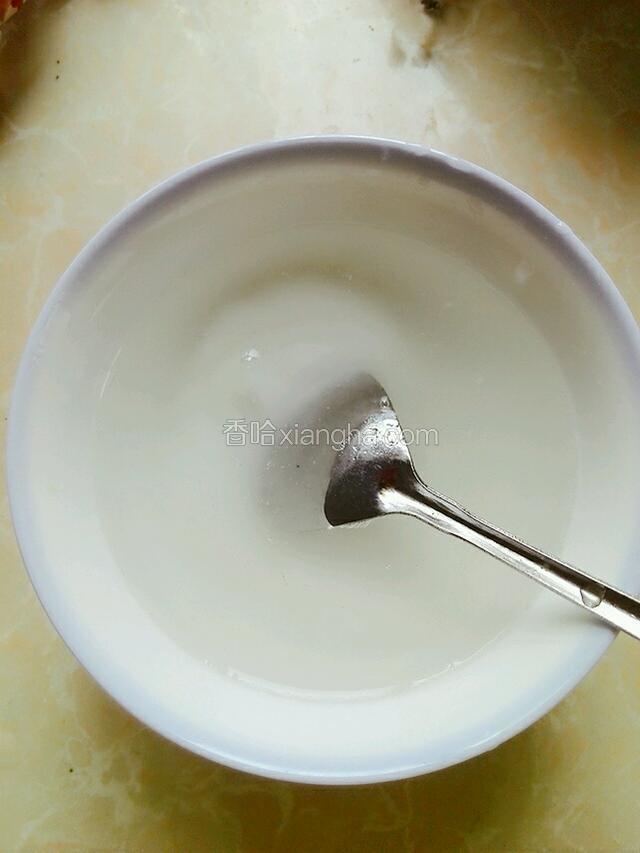 白凉粉加半碗水，混匀