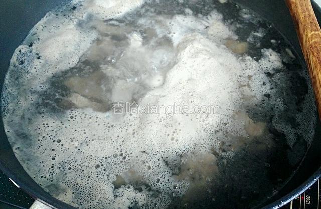 煮出浮沫后捞起洗干净