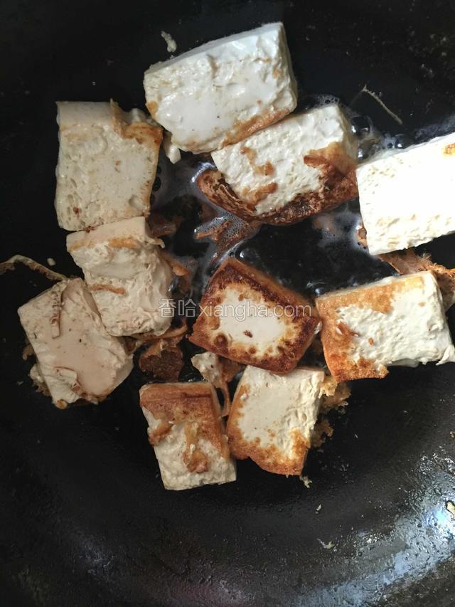 煎至双面微黄即可，装盘备用