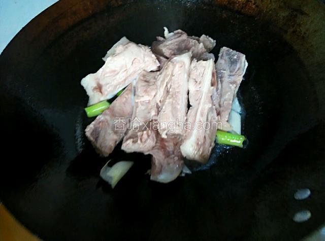 炒锅热油，放葱姜蒜大料炒香，放排骨煸炒