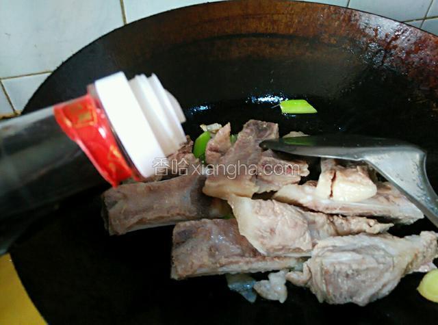倒捞出料酒，继续煸炒