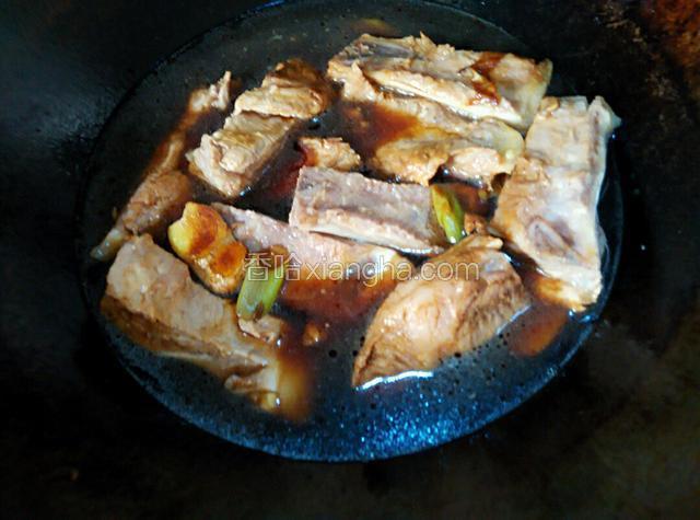倒清水漫过排骨，大火煮开，中火慢炖