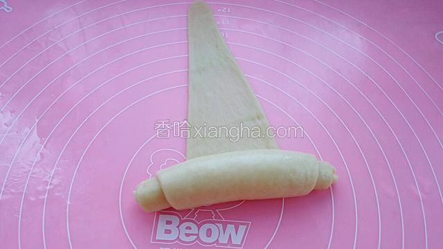 从宽的那面轻轻卷起。