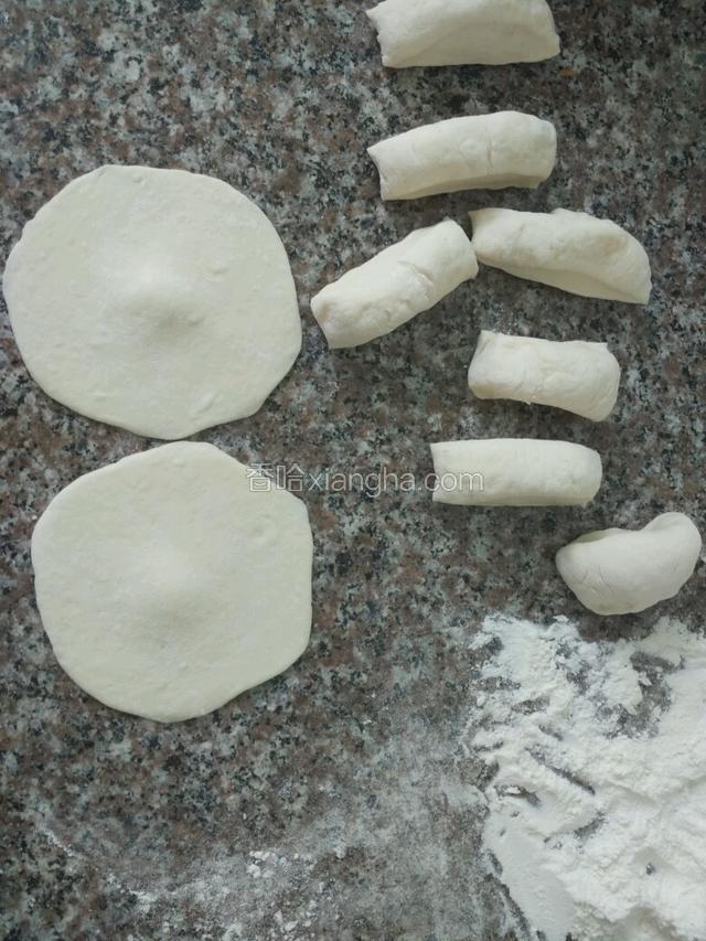 面皮擀成中间后边缘薄的皮；