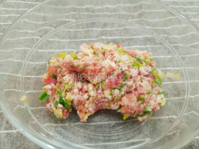 将肉和葱姜一起剁碎用小碗装好。