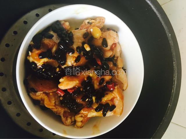 另取一个大碗，土豆铺底，将拌匀的鸡腿放在土豆上放入锅中蒸半小时