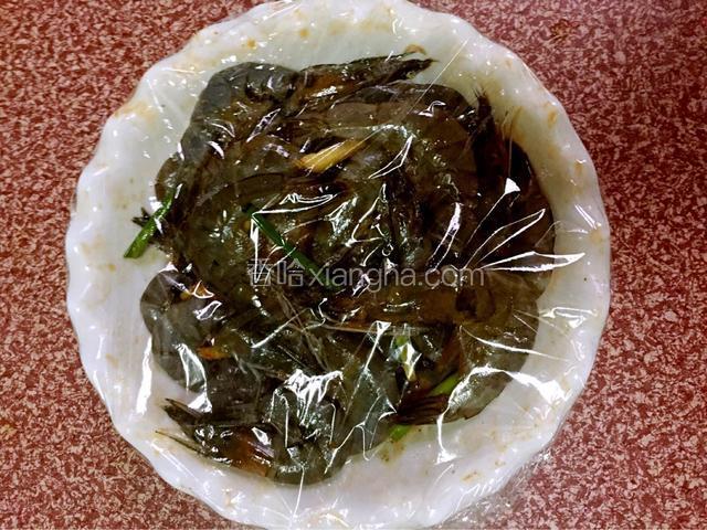 盖上保鲜膜，用牙签在保鲜膜上扎几个洞