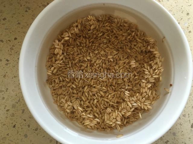 燕麦米提前泡15分钟。
