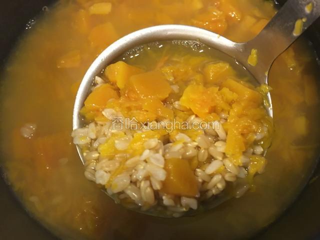 电饭煲发出“滴滴”声时，南瓜燕麦粥就煮好了。