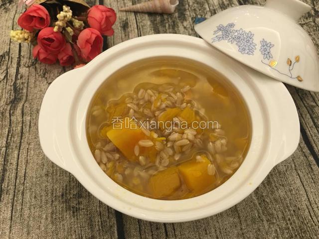 盛出南瓜燕麦粥，开吃吧！
