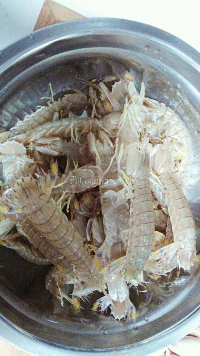 新鲜活的虾爬子洗净控干备用