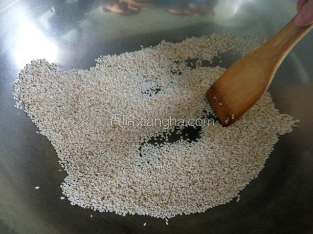 将洗净的生芝麻凉干后，小火炒熟至发黄出香味即可。