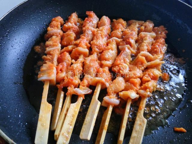 把骨肉相连放入锅内炸至两面金黄至熟