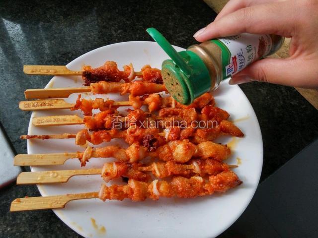 把炸熟的骨肉相连沥油放入盘中撒上孜然粉