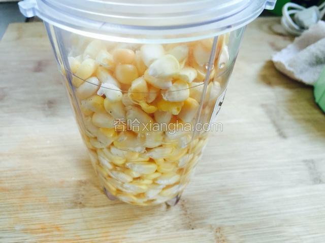 把玉米剥下来，放入料理机中，加入少许清水，打成玉米浆。
